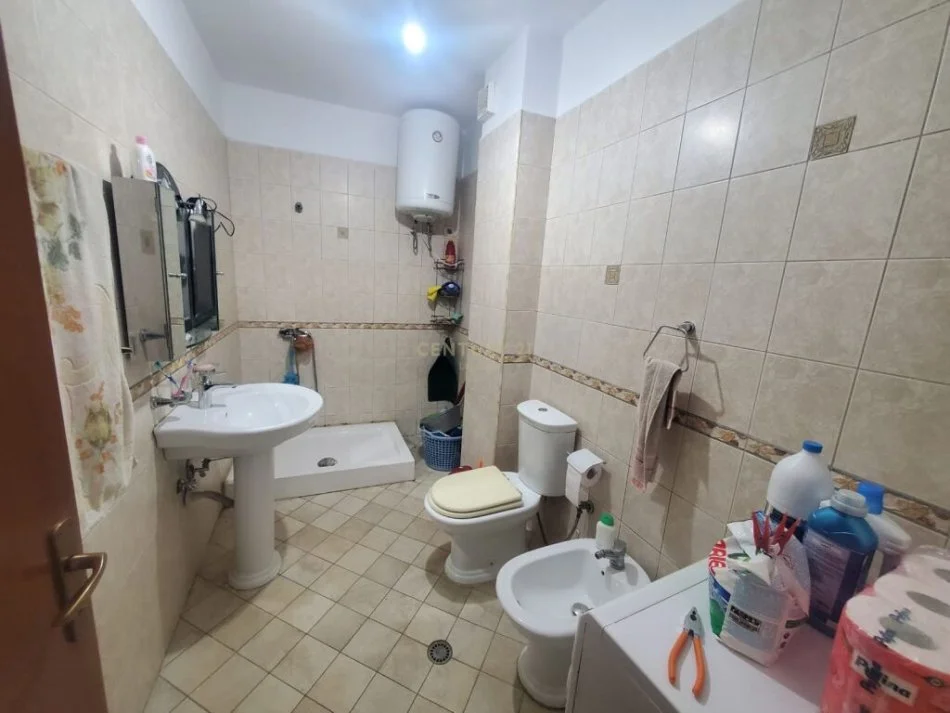 Tirane, shitet apartament 1+1 Kati 2, 85 m² 147.000 € (stacioni i trenit)