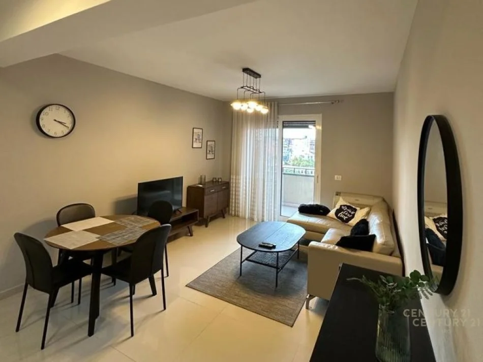 Tirane, jepet me qera apartament 1+1+Ballkon Kati 7, 800 € (Rr.Myslym Shyri)