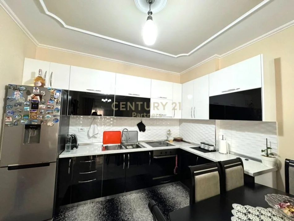 Tirane, shitet apartament 2+1+Ballkon Kati 5, 97 m² 130.000 € (Astir)