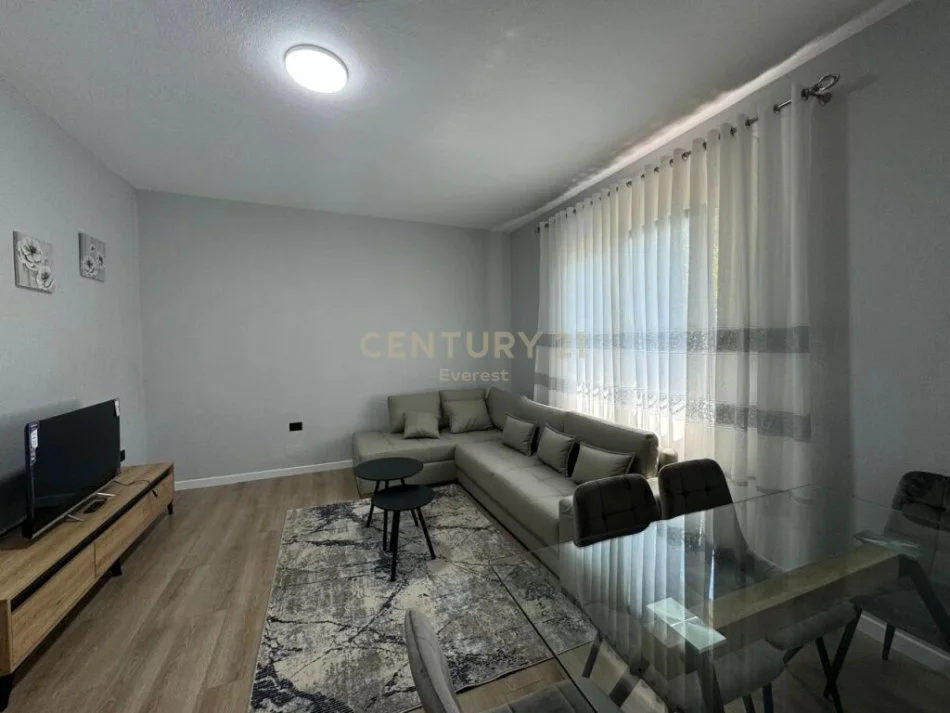 Tirane, jepet me qera apartament 2+1 Kati 2, 102 m² 400 € (shkoze)