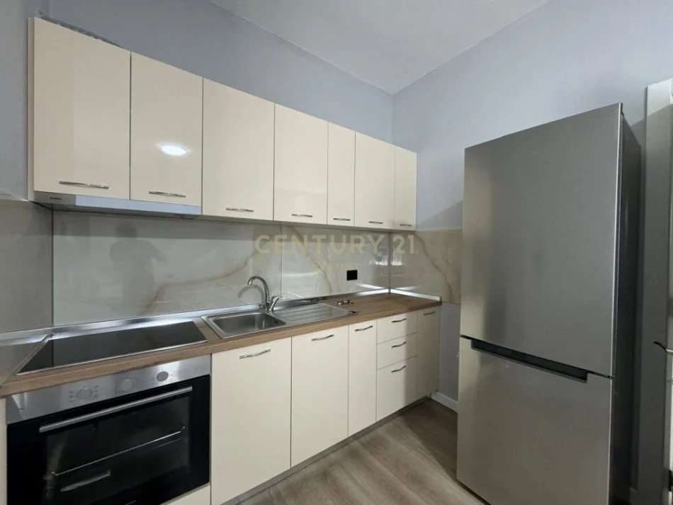 Tirane, jepet me qera apartament 2+1 Kati 2, 102 m² 400 € (shkoze)