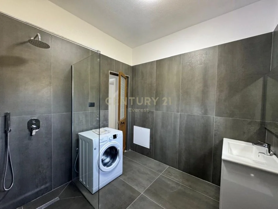 Tirane, jepet me qera apartament 2+1 Kati 2, 102 m² 400 € (shkoze)