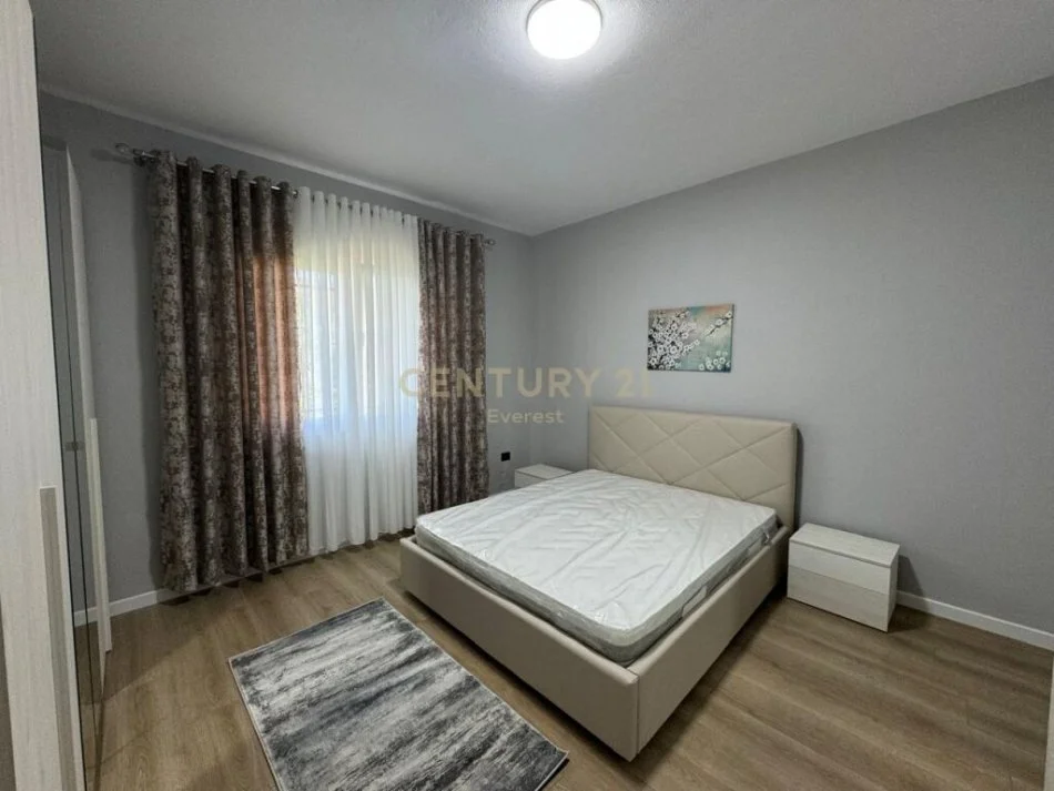 Tirane, jepet me qera apartament 2+1 Kati 2, 102 m² 400 € (shkoze)