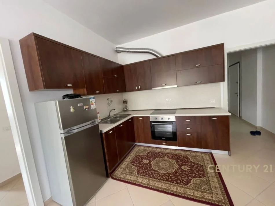 Tirane, jepet me qera apartament 2+1+Ballkon Kati 1, 97 m² 600 € (Ish Fusha e Aviacionit)