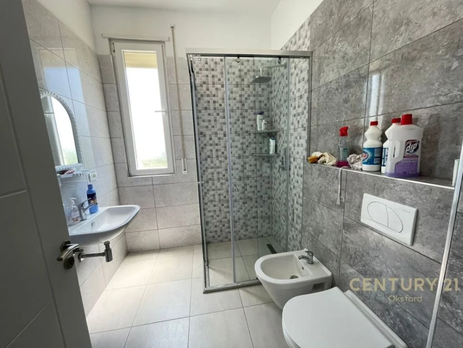 Tirane, jepet me qera 2+1 Kati 1, 97 m² 600 € (FUSHA AVIACIONIT) PLUS POST PARKIMI