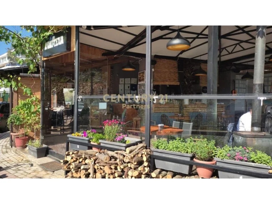 Tirane, jepet me qera lokal Kati 2, 121 m² 750 € (Kopshti Zoologjik)