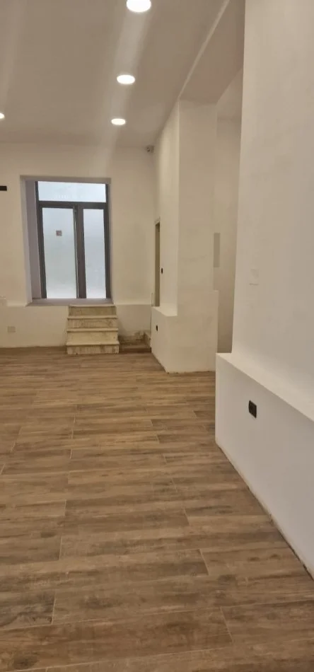 Tirane, shes dyqan Kati 0, 55 m² 275.000 € (Rruga Asim Vokshi)