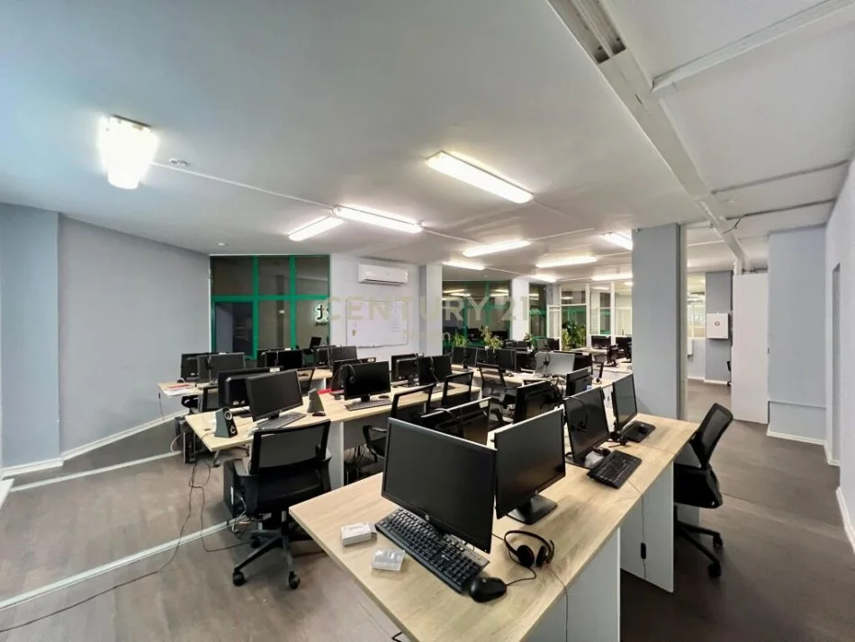 Tirane, jepet me qera apartament 2+1 Kati 4, 215 m² 2.000 € (qender)