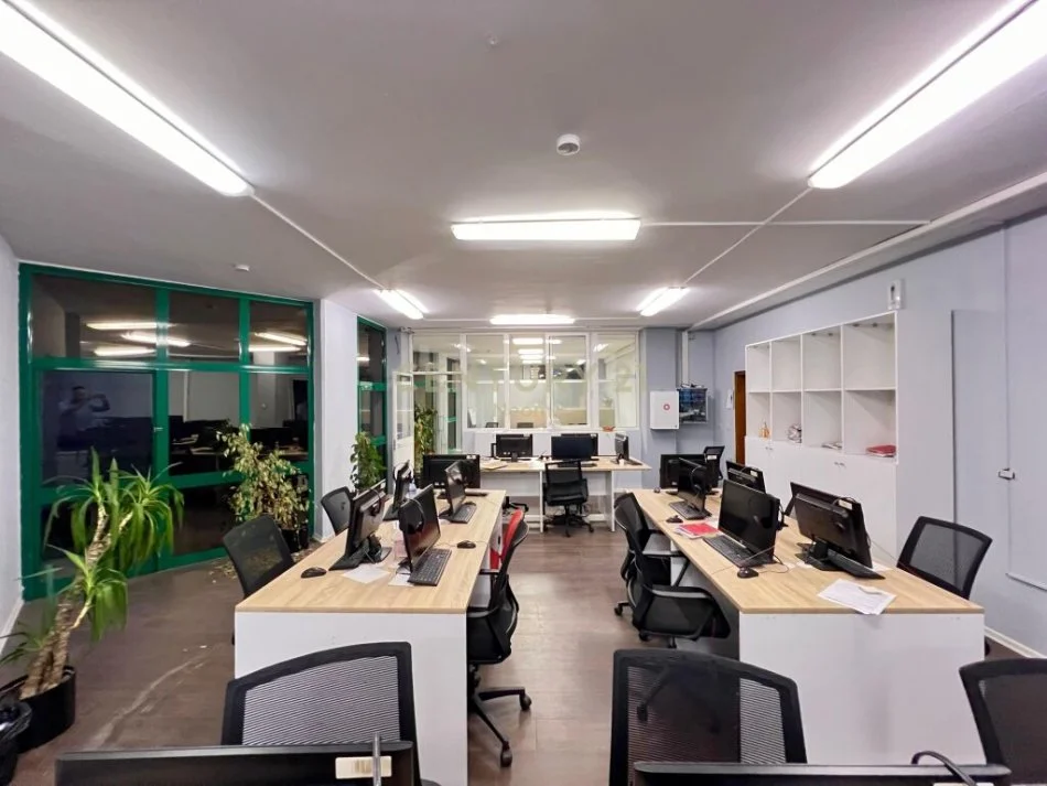 Tirane, jepet me qera apartament 2+1 Kati 4, 215 m² 2.000 € (qender)