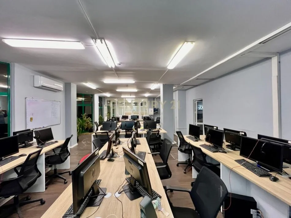 Tirane, jepet me qera apartament 2+1 Kati 4, 215 m² 2.000 € (qender)