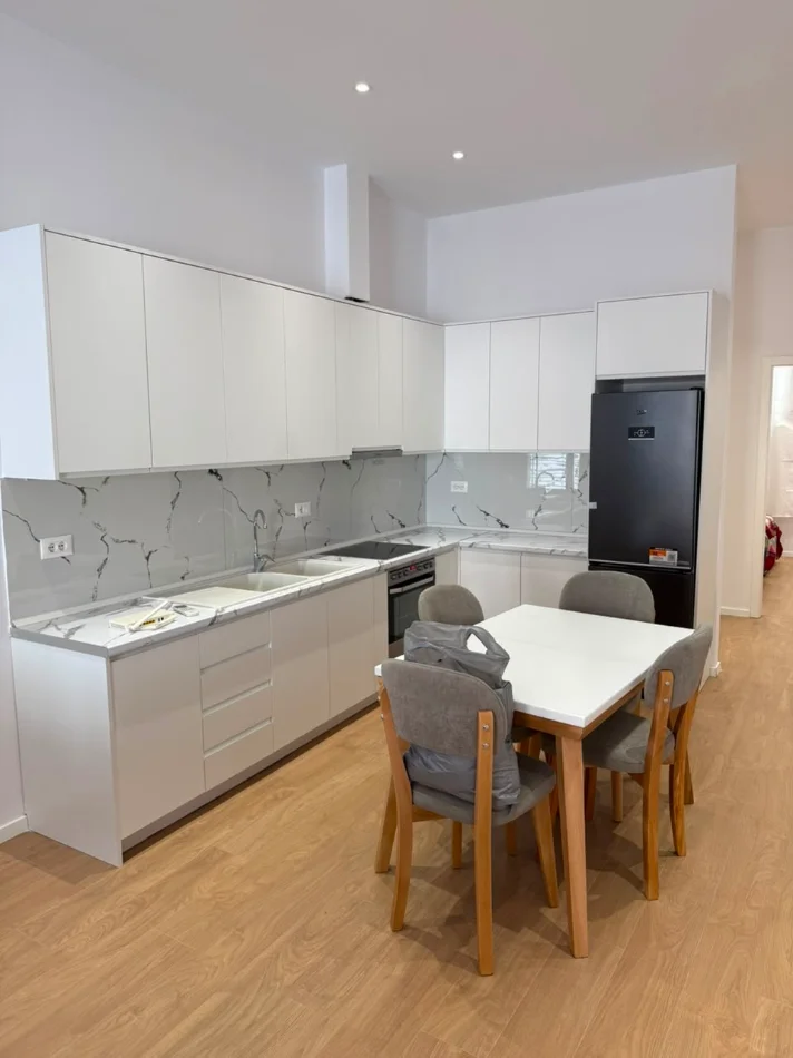 Tirane, jepet me qera apartament 2+1 Kati 1, 600 € (Kodra e Diellit)