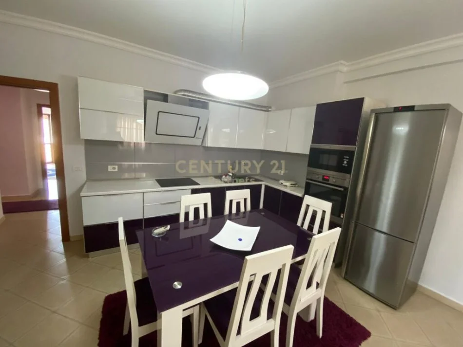 Tirane, jepet me qera apartament 2+1+Ballkon Kati 6, 107 m² 700 € (Komuna e Parisit)