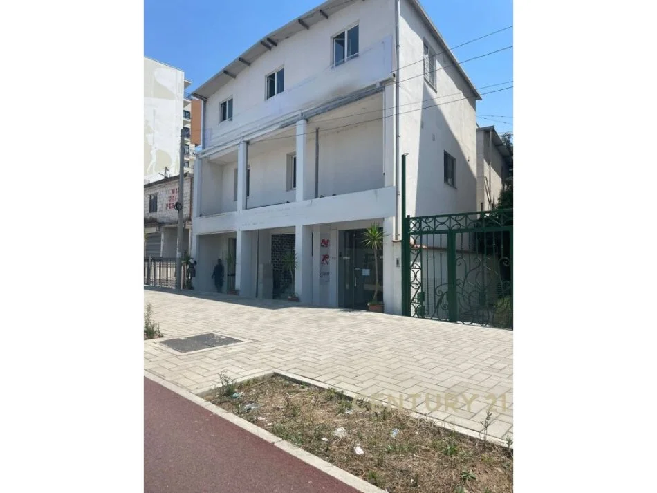 Tirane, jepet me qera ambjent biznesi Kati 0, 224 m² 2.500 € (Teodor Keko)