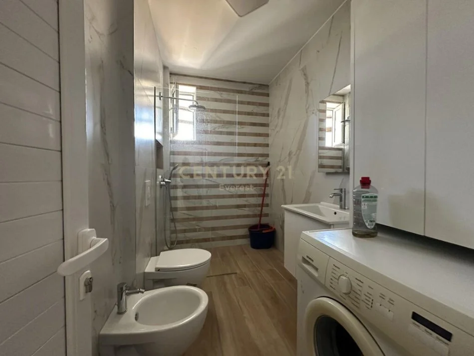 Tirane, jepet me qera apartament 2+1 Kati 3, 80 m² 550 € (FUSHA AVIACIONIT)