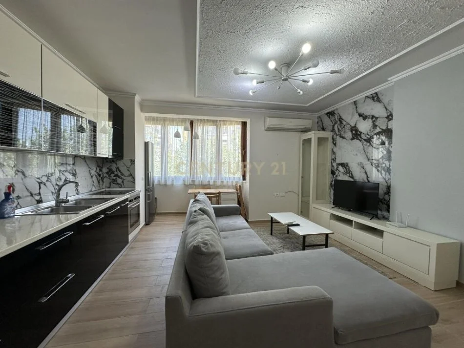 Tirane, jepet me qera apartament 2+1 Kati 3, 80 m² 550 € (FUSHA AVIACIONIT)