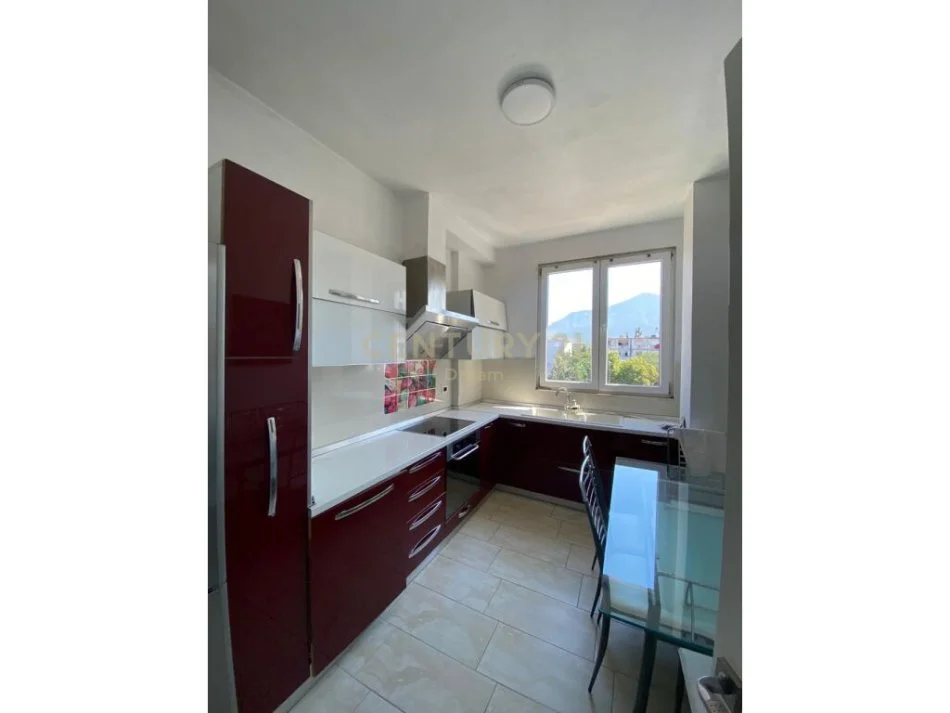 Tirane, jepet me qera apartament 2+1+Ballkon Kati 4, 86 m² 450 € (Oxhaku, Varri i Bomit)
