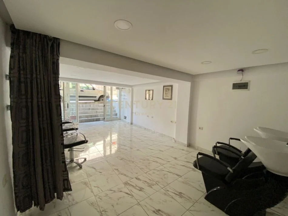 Tirane, shitet ambjent biznesi Kati 0, 54 m² 50.000 € (Porcelan)