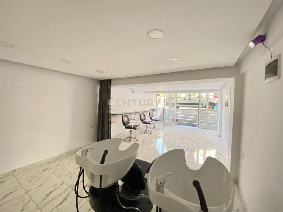 Tirane, shitet ambjent biznesi Kati 0, 54 m² 50.000 € (Porcelan)