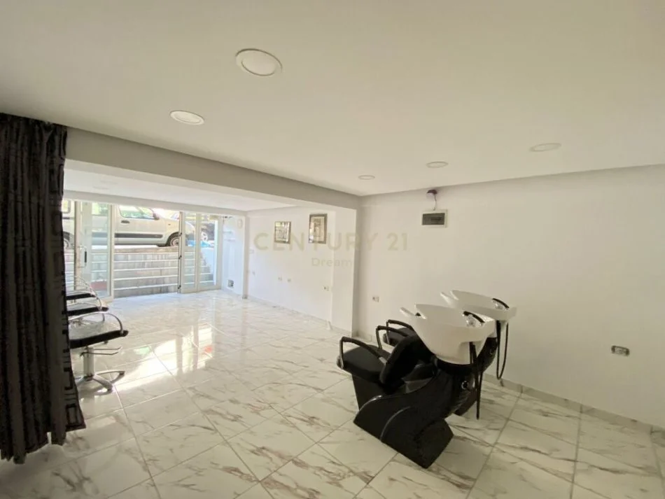 Tirane, shitet ambjent biznesi Kati 0, 54 m² 50.000 € (Porcelan)