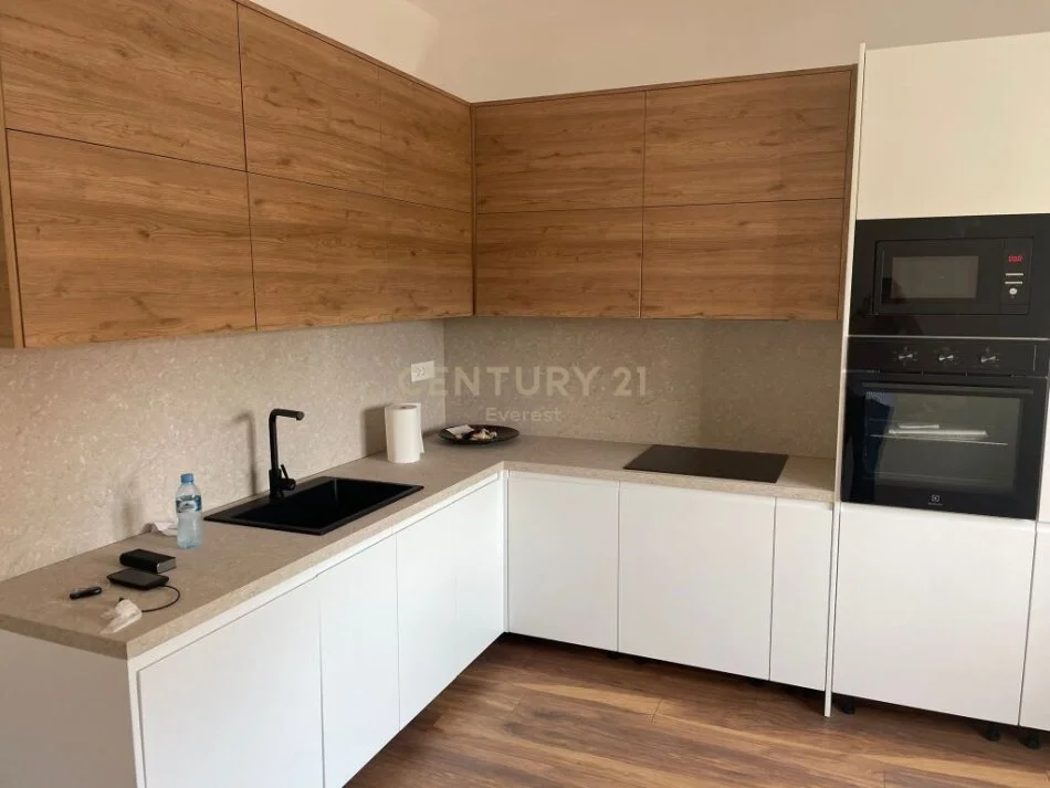 Tirane, jepet me qera apartament 2+1 Kati 2, 82 m² 850 € (SELVIA)