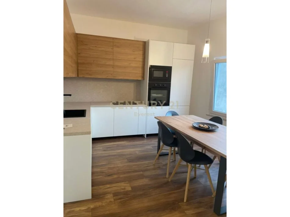 Tirane, jepet me qera apartament 2+1 Kati 2, 82 m² 850 € (SELVIA)