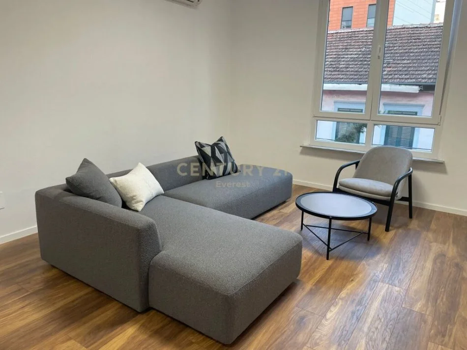 Tirane, jepet me qera apartament 2+1 Kati 2, 82 m² 850 € (SELVIA)