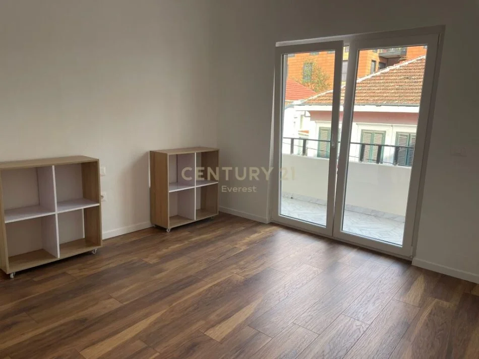Tirane, jepet me qera apartament 2+1 Kati 2, 82 m² 850 € (SELVIA)