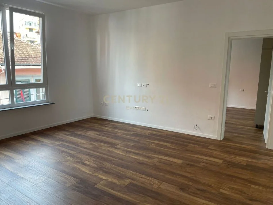 Tirane, jepet me qera apartament 2+1 Kati 2, 82 m² 850 € (SELVIA)