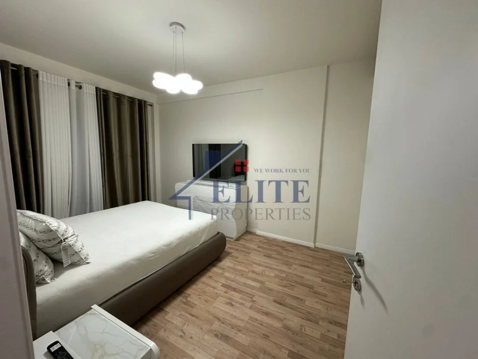 Tirane, jepet me qera apartament 1+1+Ballkon Kati 4, 60 m² 600 € (Shkolla e Kuqe)