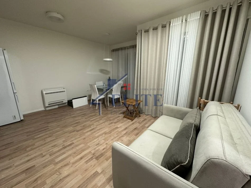 Tirane, jepet me qera apartament 1+1+Ballkon Kati 4, 60 m² 600 € (Shkolla e Kuqe)