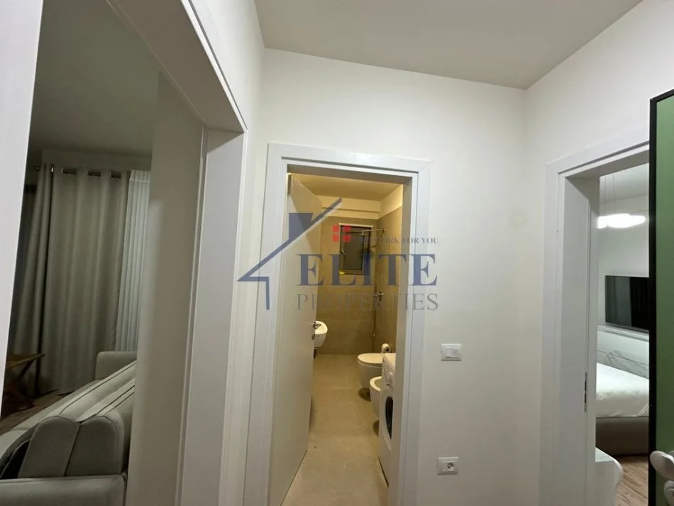 Tirane, jepet me qera apartament 1+1+Ballkon Kati 4, 60 m² 600 € (Shkolla e Kuqe)