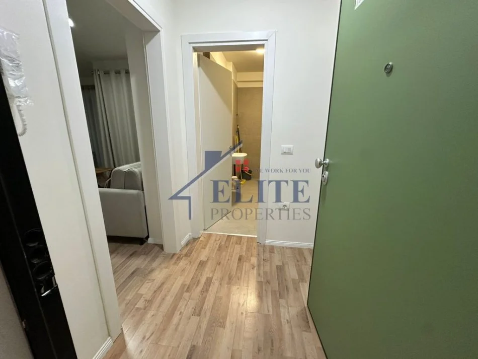 Tirane, jepet me qera apartament 1+1+Ballkon Kati 4, 60 m² 600 € (Shkolla e Kuqe)