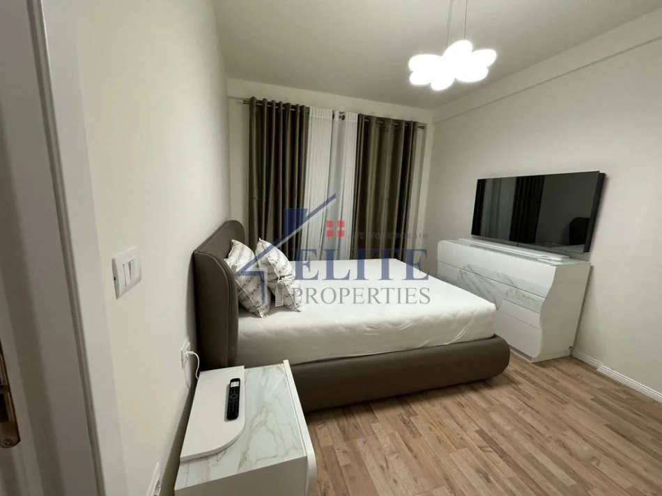 Tirane, jepet me qera apartament 1+1+Ballkon Kati 4, 60 m² 600 € (Shkolla e Kuqe)