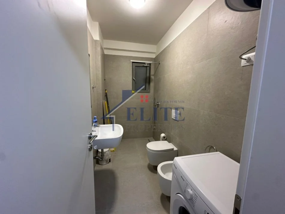 Tirane, jepet me qera apartament 1+1+Ballkon Kati 4, 60 m² 600 € (Shkolla e Kuqe)