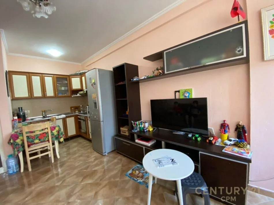 Tirane, jepet me qera apartament 1+1 Kati 4, 55 m² 450 € (BILL KLINTON)
