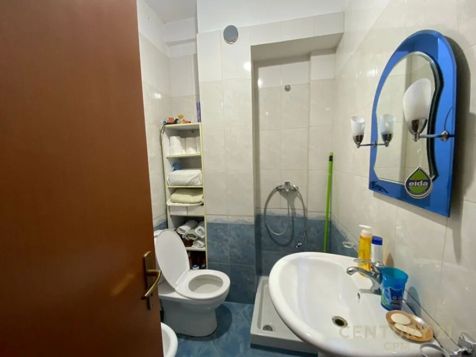 Tirane, jepet me qera apartament 1+1 Kati 4, 55 m² 450 € (BILL KLINTON)