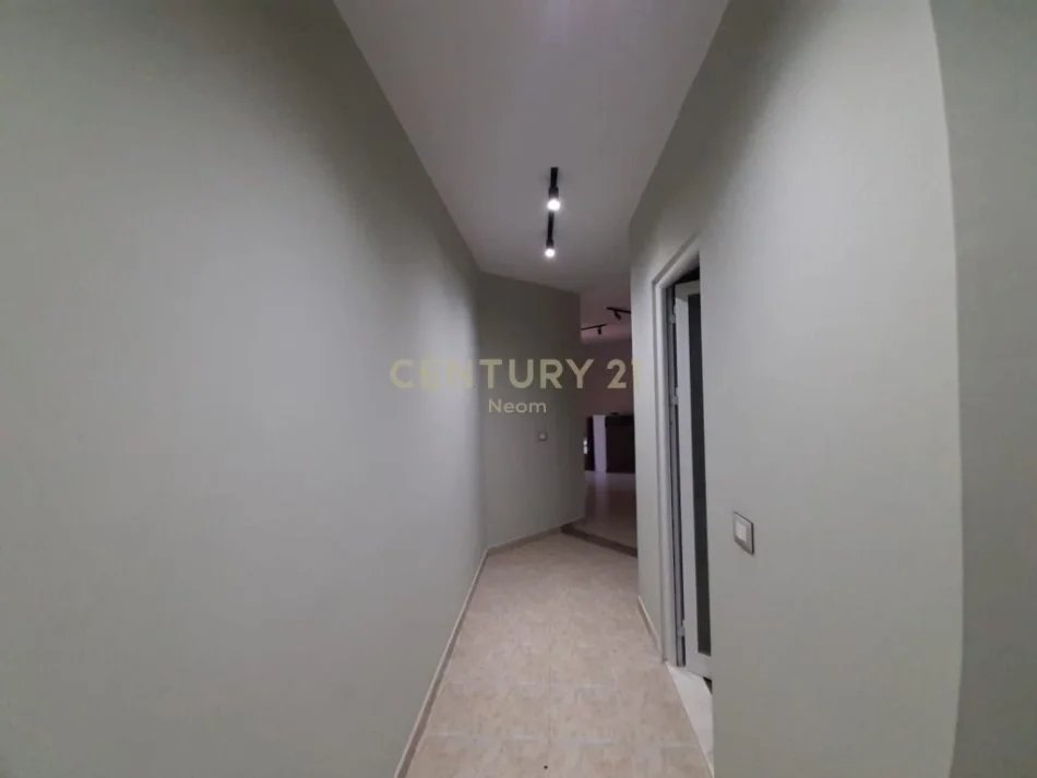 Tirane, jepet me qera apartament 1+1 Kati 2, 52 m² 400 € (BUL.ZHAN DARK)