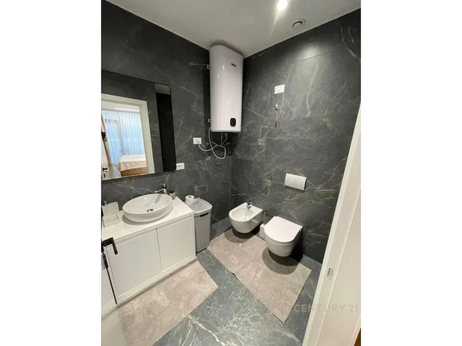Tirane, jepet me qera apartament 2+1+Ballkon Kati 8, 1.900 € (Rr.Kosovareve)