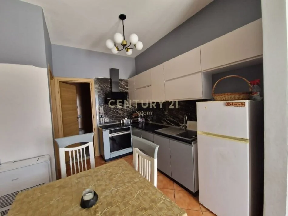 Tirane, jepet me qera apartament 2+1 Kati 5, 140 m² 700 € (liqeni i thate)