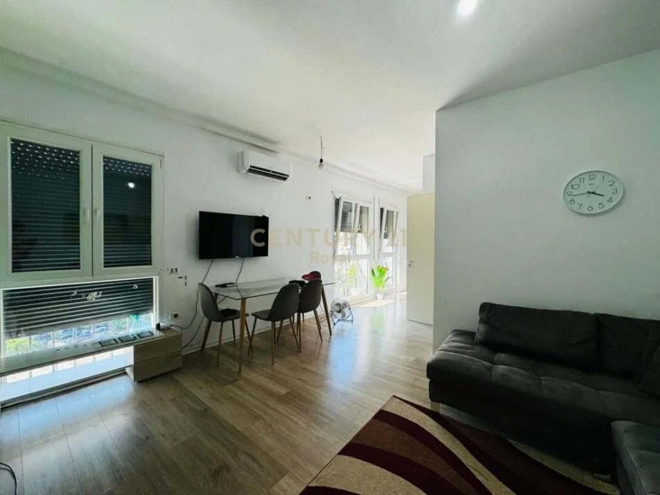 Tirane, jepet me qera apartament 1+1 Kati 6, 55 m² 500 € (ish fusha e aviacionit)