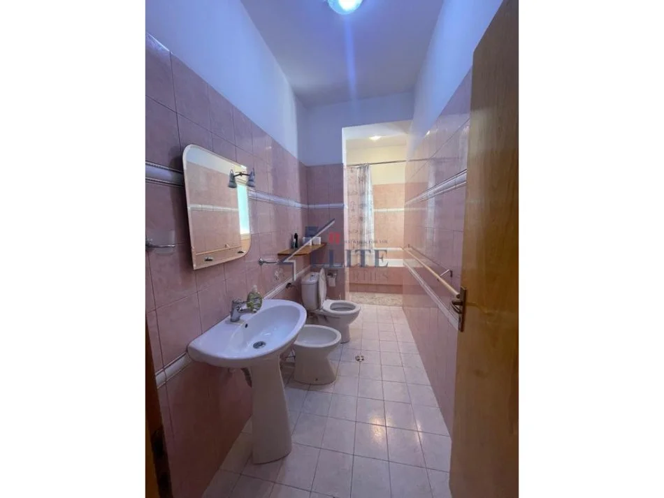 Tirane, jepet me qera apartament 3+1+Ballkon Kati 3, 140 m² 750 € (Blloku i Ambasadave)