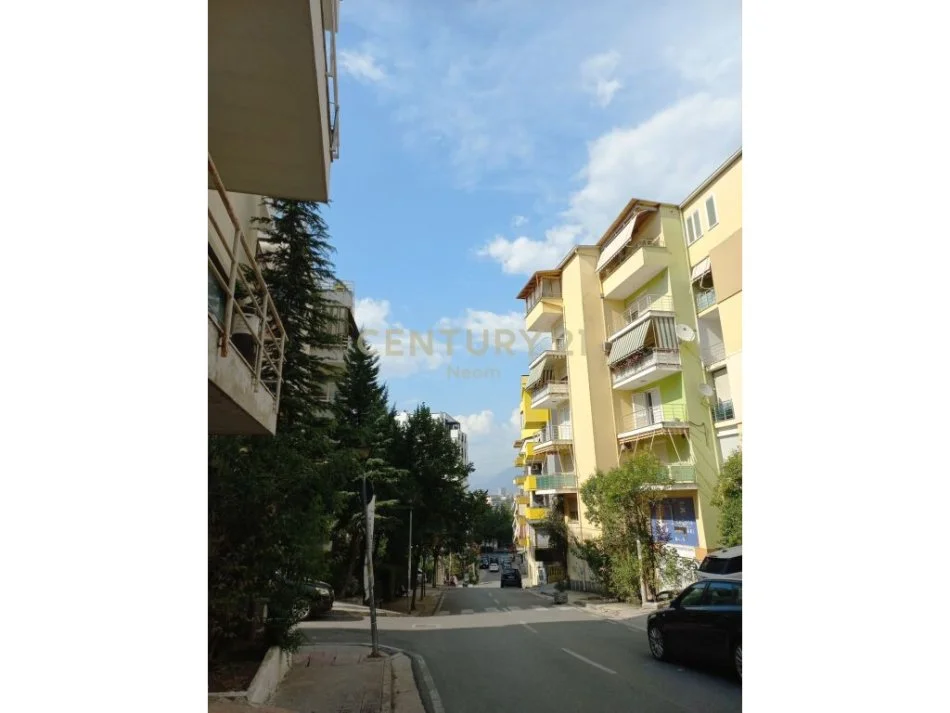 Tirane, jepet me qera apartament 2+1 Kati 1, 121 m² 650 € (Rruga eduard mano)