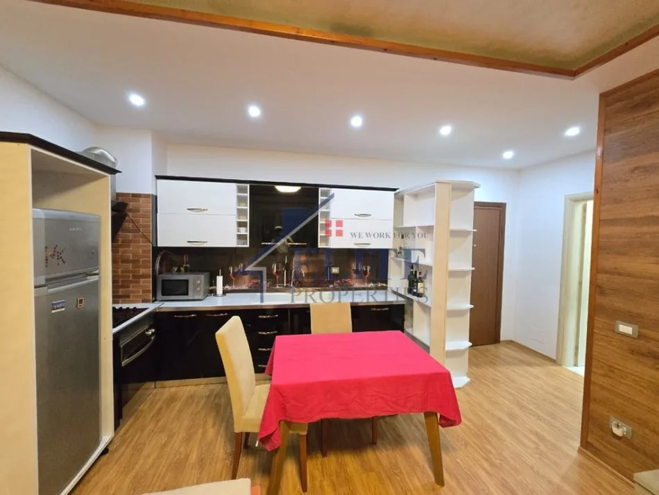 Tirane, jepet me qera apartament 2+1+Ballkon Kati 6, 100 m² 650 € (Fakulteti Ekonomik)