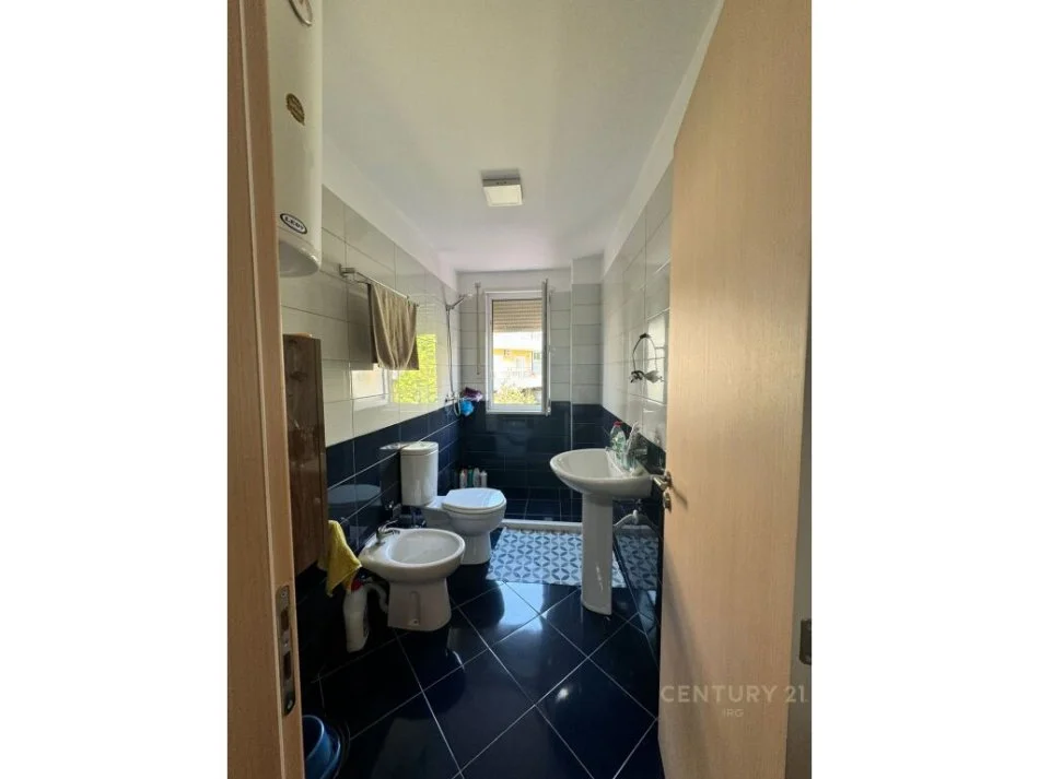 Tirane, jepet me qera apartament 2+1 Kati 2, 450 € (FRESK)