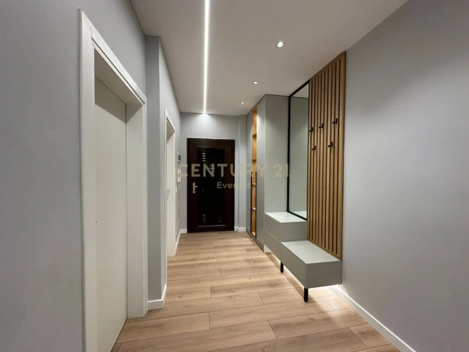 Tirane, shitet apartament 2+1+Ballkon Kati 5, 87 m² 142.000 € (laprake)