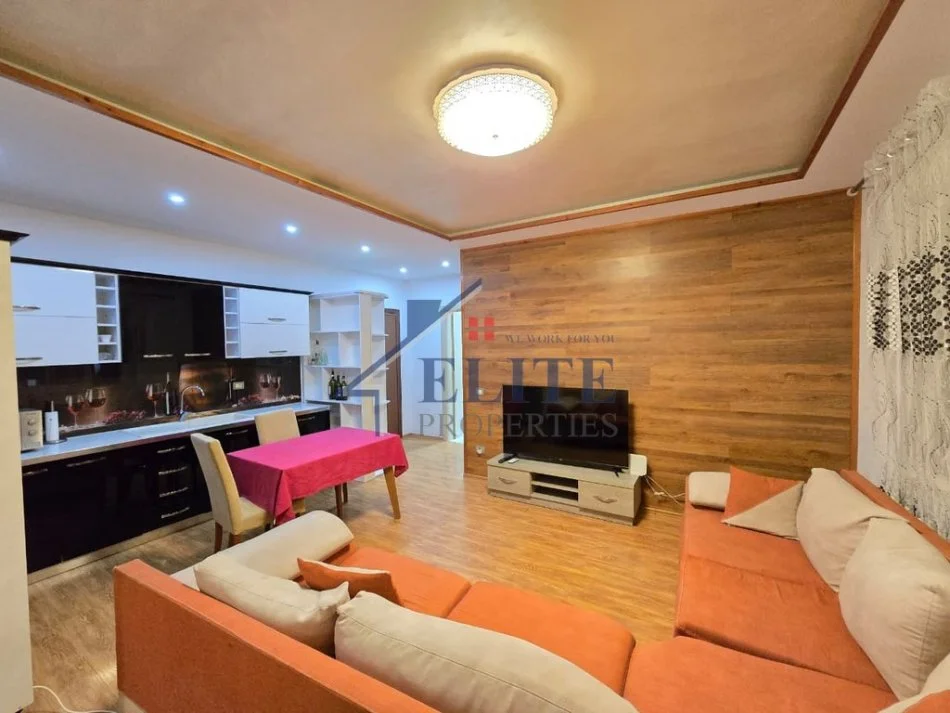 Tirane, jepet me qera apartament 2+1+Ballkon Kati 6, 100 m² 650 € (Fakulteti Ekonomik)