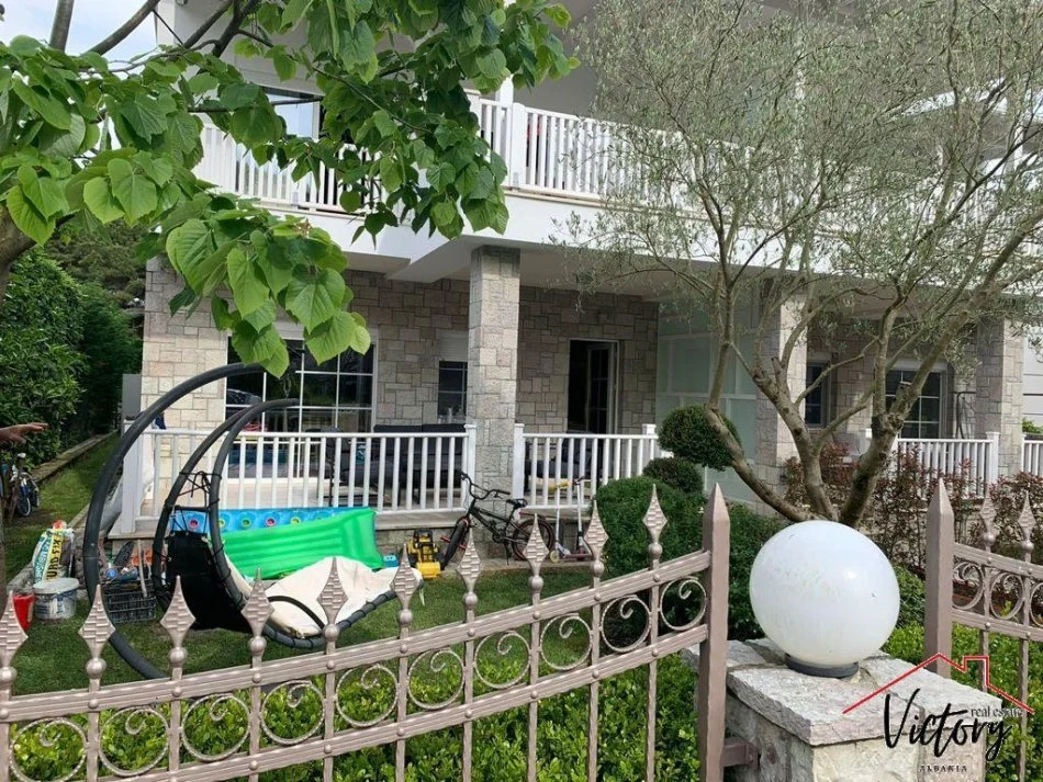 Vile per Shitje tek Gjiri i Lalzit.