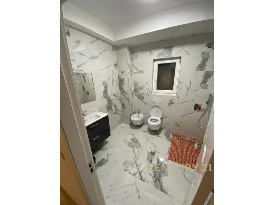 Tirane, jepet me qera ambjent biznesi Kati 2, 100 m² 700 € (Qender)