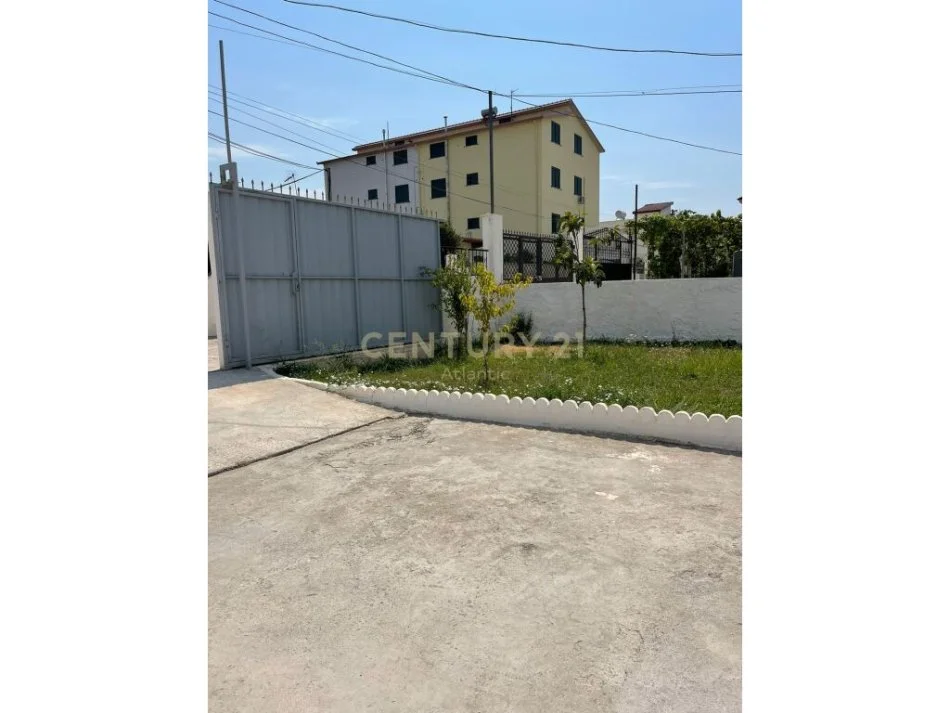 Durres, jepet me qera apartament 2+1+Ballkon , 94 m² 200 € (durres)