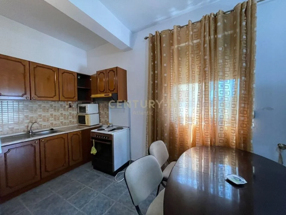 Durres, jepet me qera apartament 2+1+Ballkon , 94 m² 200 € (durres)